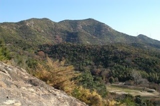 高御位山と小高御位山（右）