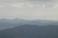 明神山から見た高御位山方面と奥に淡路島