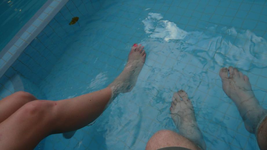 [louisa+dale's+feet.JPG]