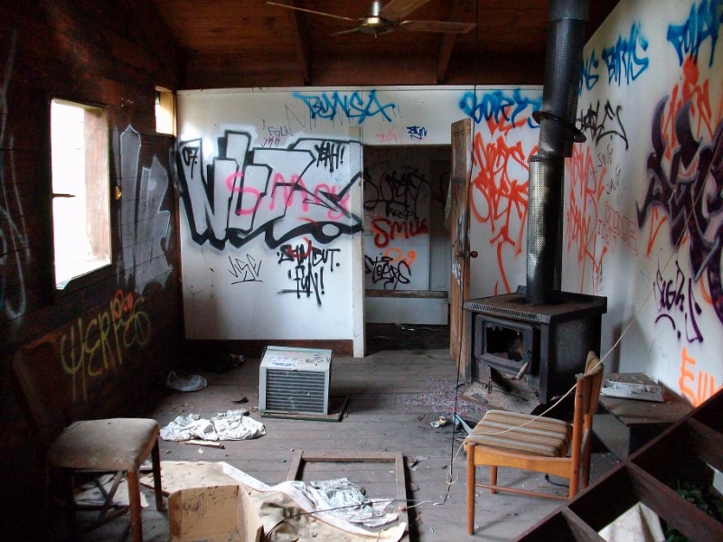 [abandoned+eltham+(7).JPG]