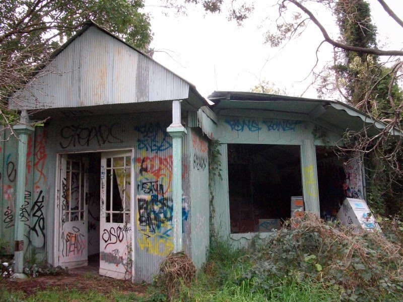 [abandoned+eltham+(3).JPG]