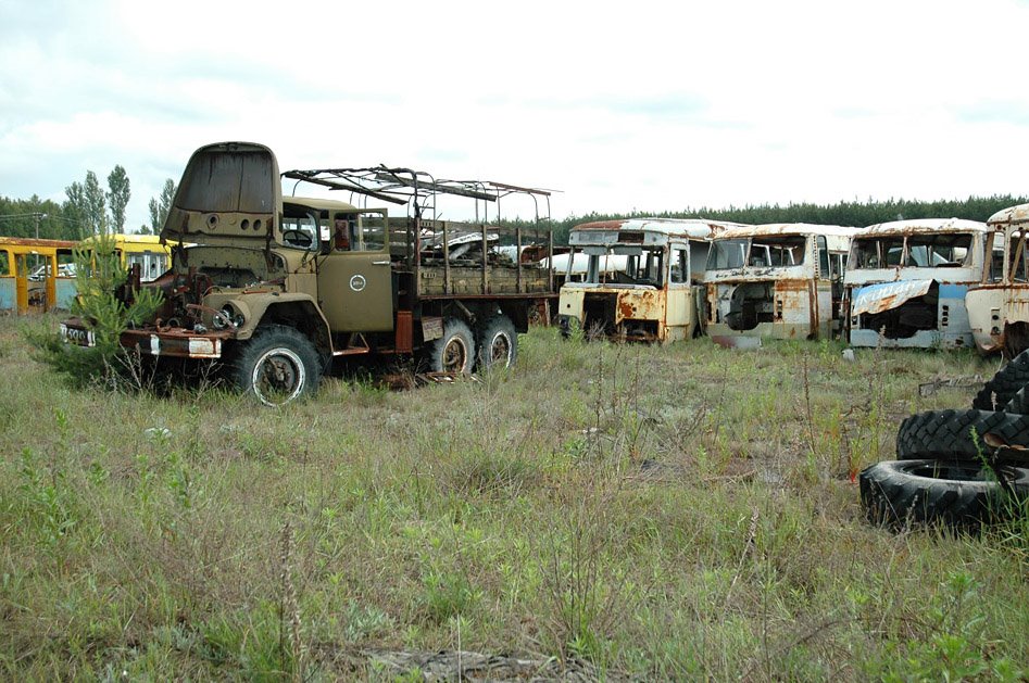 [067_Chernobyl_vehicle_graveyard_37.jpg]