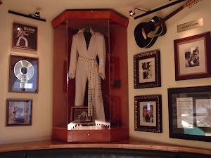 Elvis at the Hard Rock  Cafe!