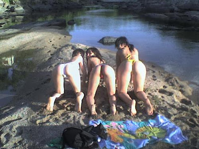 colegialas en bikini muestran la cola en la arena