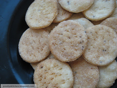 Preety's Kitchen: Matar/Mathri