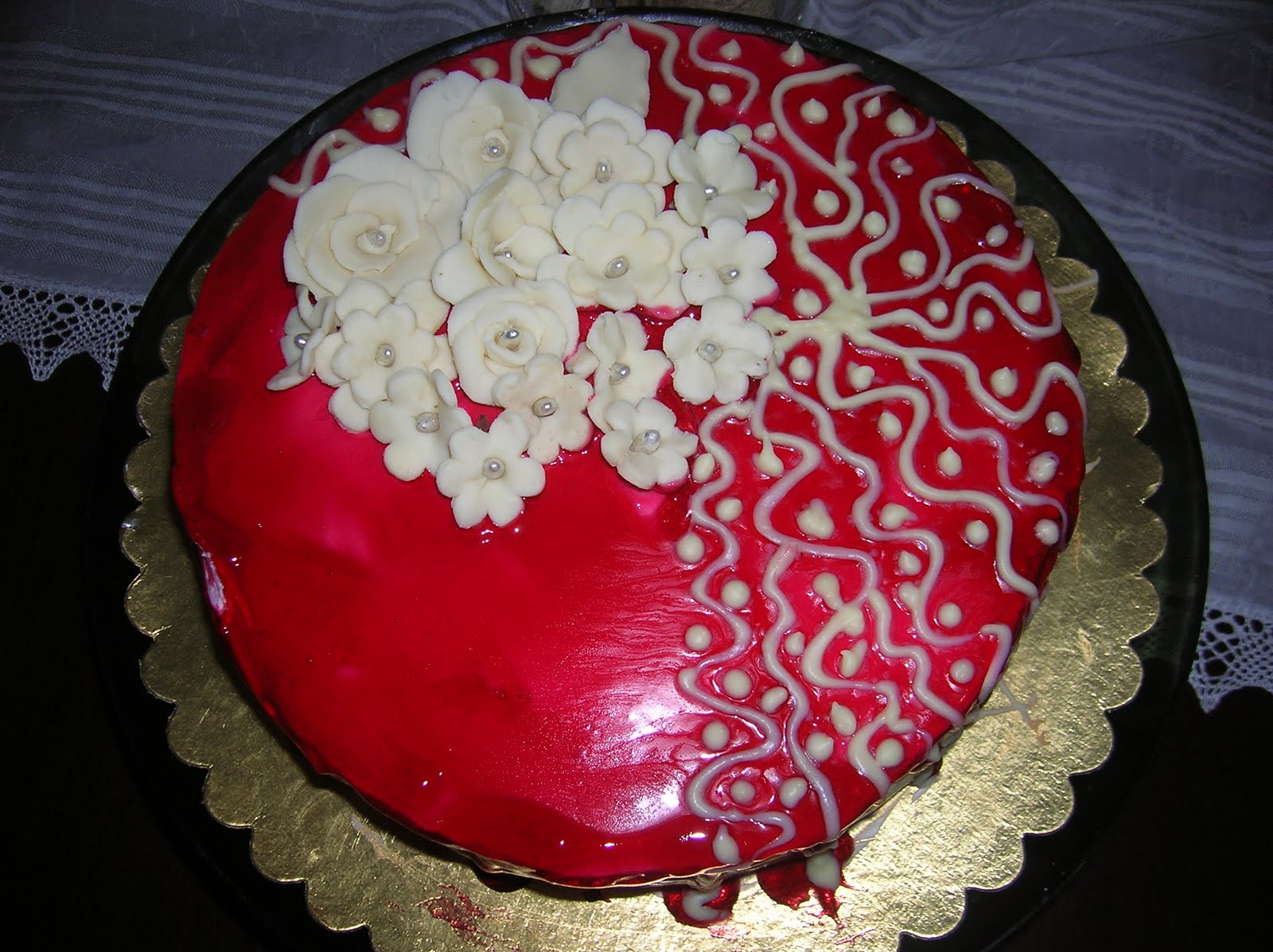 Benim Mutfağım GANAJ ÇİKOLATA GÜL VE AHUDUDU SOSLU PASTA