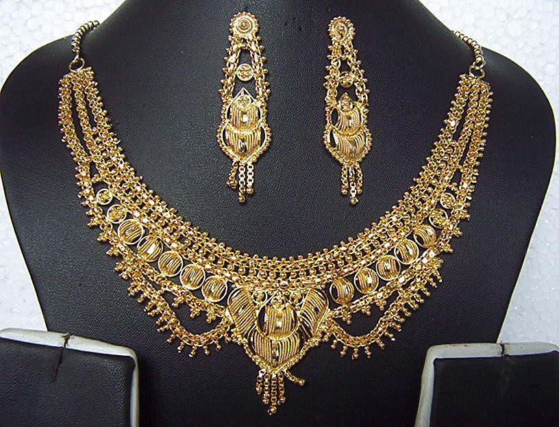 GOLD DIAMOND NECKLACES: October 2010