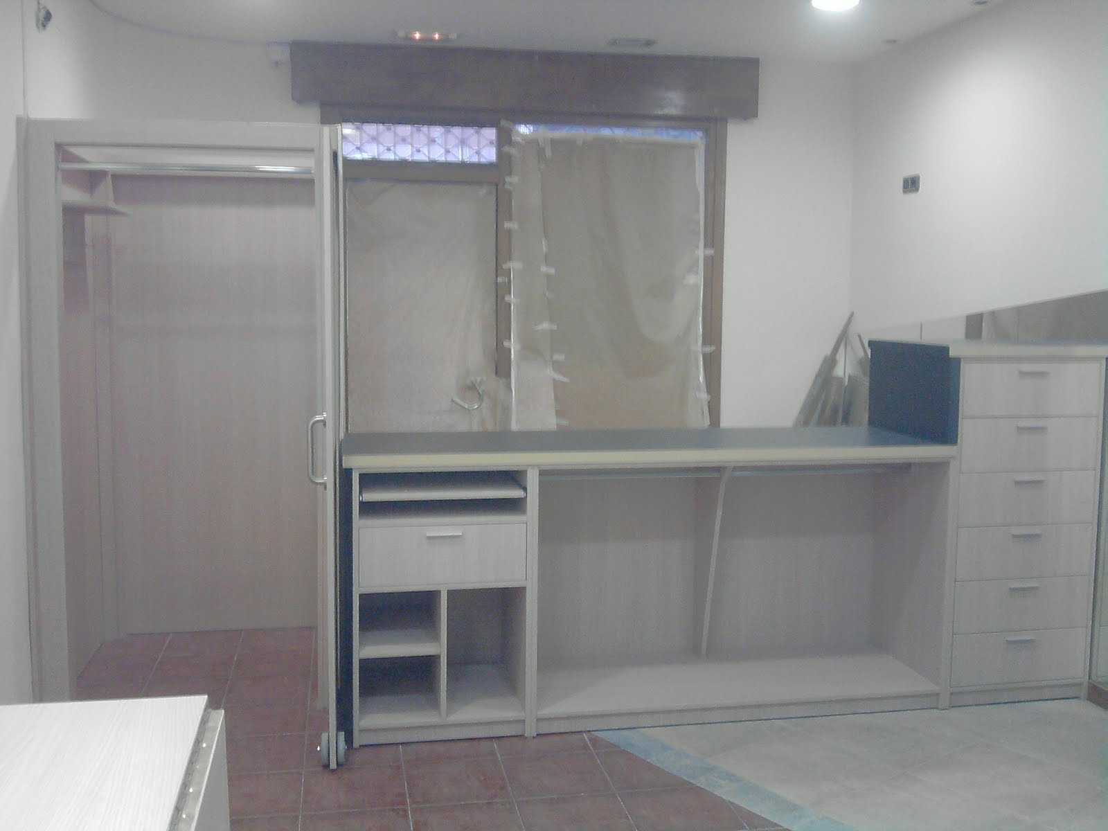 DISEÑO, MONTAJE Y ACABADOS: MOSTRADOR TIENDA