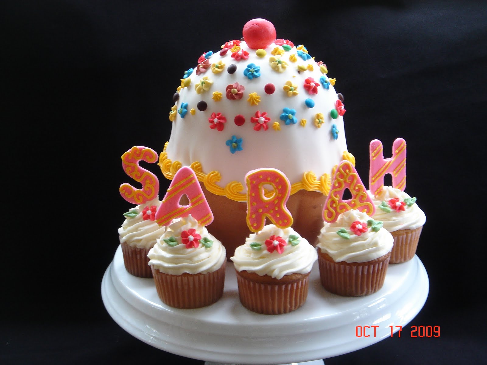 [b-daySarah+cupcake.JPG]