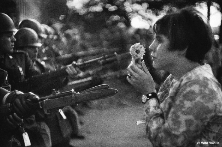 Marc Riboud La Jeune Fille à La Fleur Un coeur qui bat: La jeune fille à la fleur