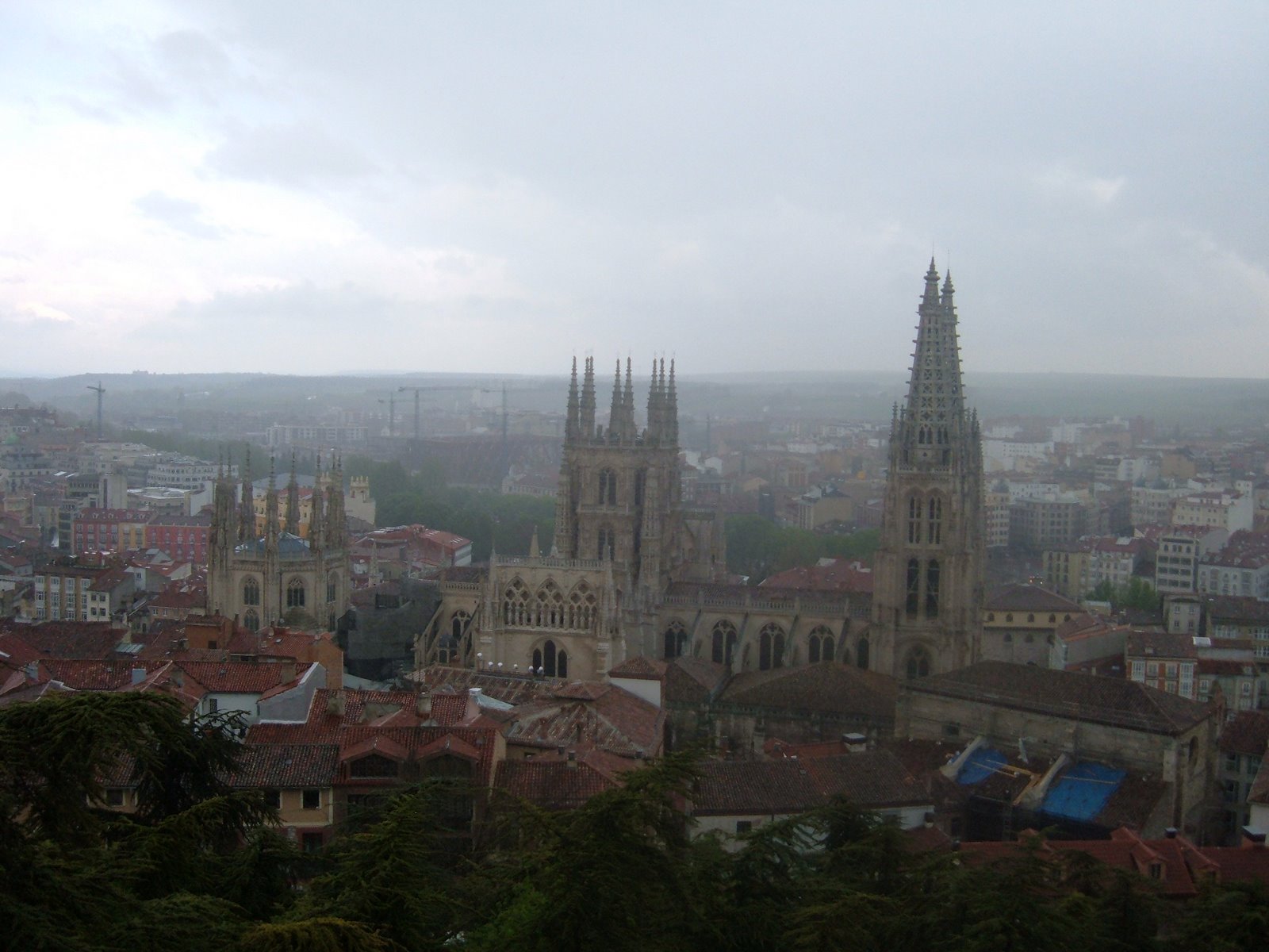 [vista+de+Burgos+en+tarde+lluviosa+de+abril.JPG]
