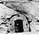 Gruta com porta no morro da Torre do Tombo (Mossãmedes)
