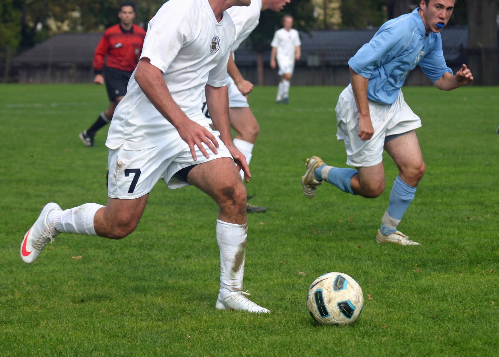 футболистки из улу-юла. футболисты переодеваются. Tom enjoys play football. австралийский футболист поспорил. футбол дети.