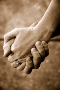 http://4.bp.blogspot.com/_QVtPk6brgO4/TF7yCojdxkI/AAAAAAAABrU/KEfMUFJvkl8/s1600/married-couple-holding-hands2.jpg