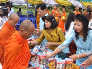 Buddhists give food to a Buddhist monks