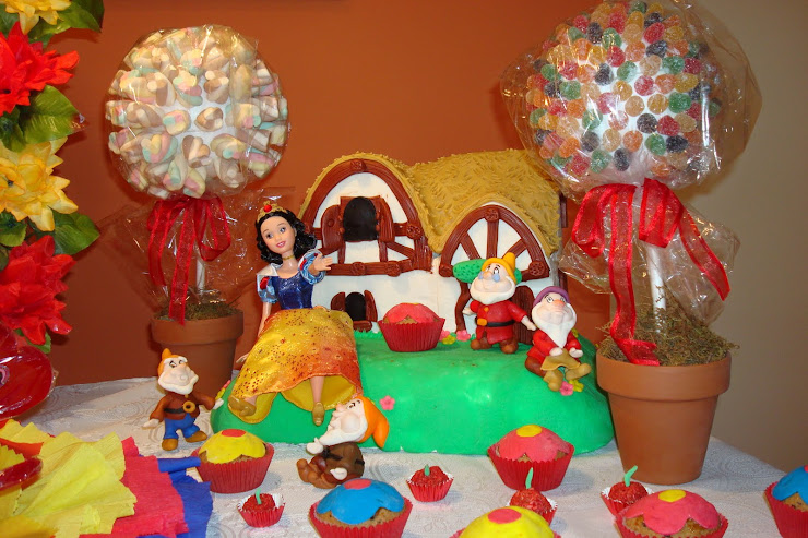 CENTROS DE MESA EN MESA DE BLANCA NIEVES