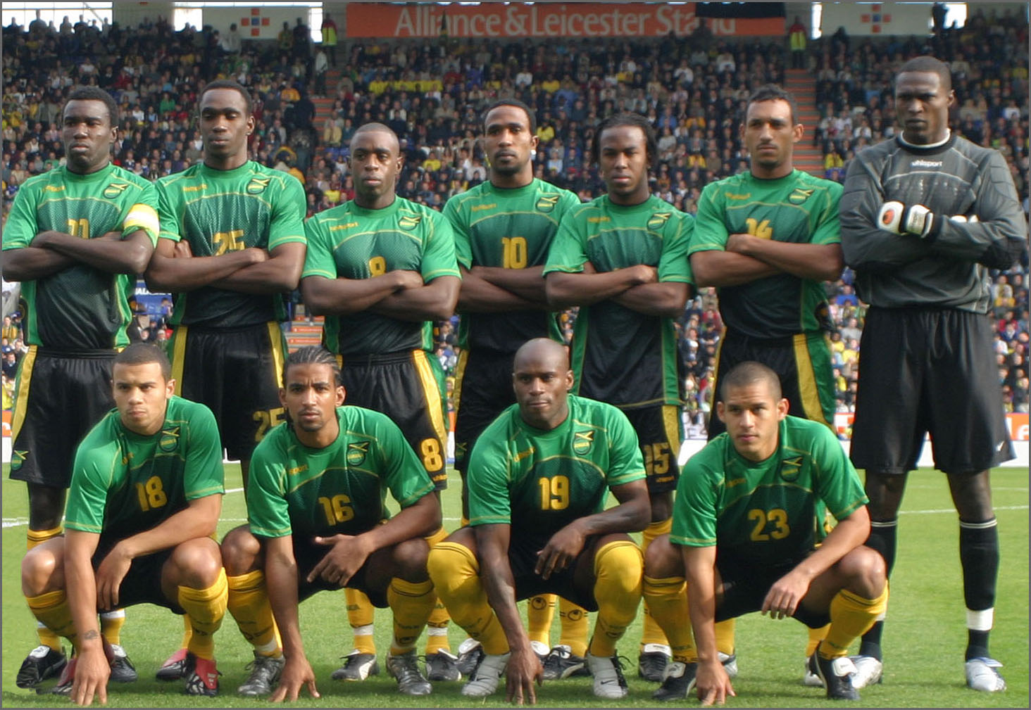 Футбол шри ланка. Футбольная форма Ямайки. Сборная Ямайки. Футболист Ямайка. Ямайка футбол сборная.