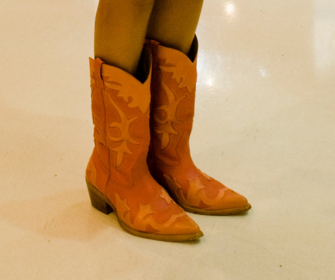 Cámara en la Calle: En la calle: Cowboy boots, denim jacket, delicate dress and Louis Vuitton!