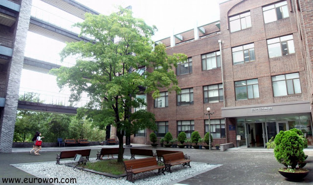 Plaza entre los edificios donde se dan clases de coreano en la SNU