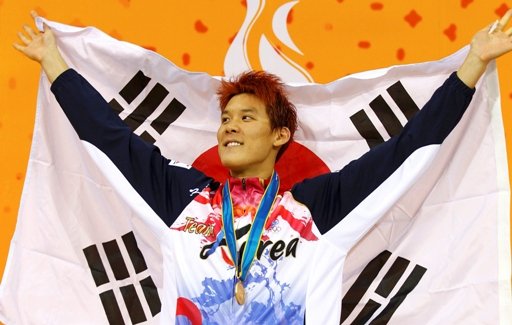 Park Tae-hwan celebra una medalla de oro en natación en Guangzhou 2010