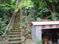 山神廟旁即是一峰步道入口
