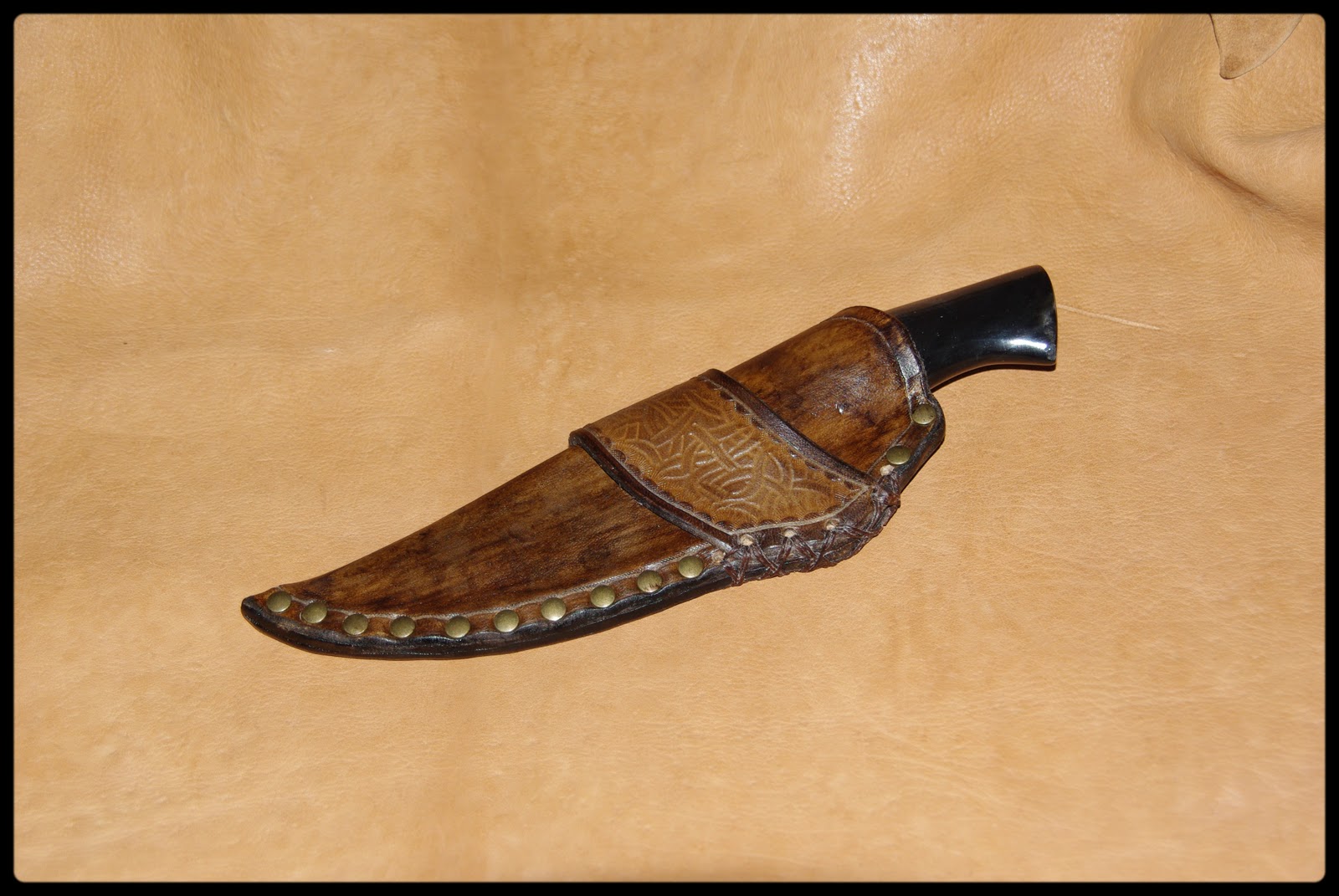 Étui Cuir Opinel N°10 – Hunter Bear – Sortie Rapide – Motifs Patinés – Fabriqué France