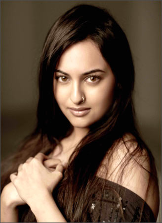 'Dabangg' promo is out and the newcomer Sonakshi Sinha, who makes her 