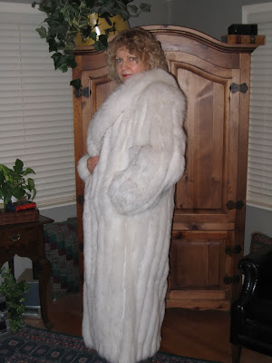 LAFOURRURE2: women wearing fox fur coat
