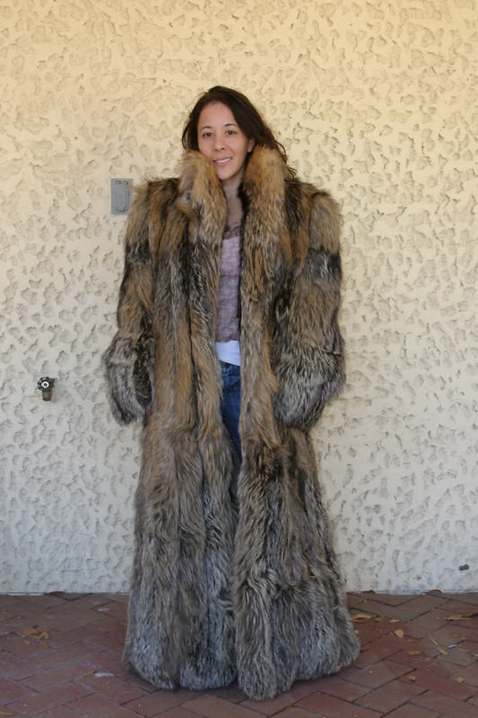 LAFOURRURE2: Giant fur coat