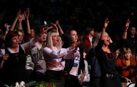 клакер. аплодисменты. зрители в театре хлопают. клакер. театральные аплодисменты овации.