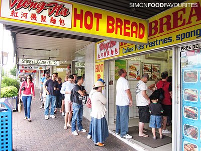 20101218_3860-Hong-Ha_outside-queue.jpg