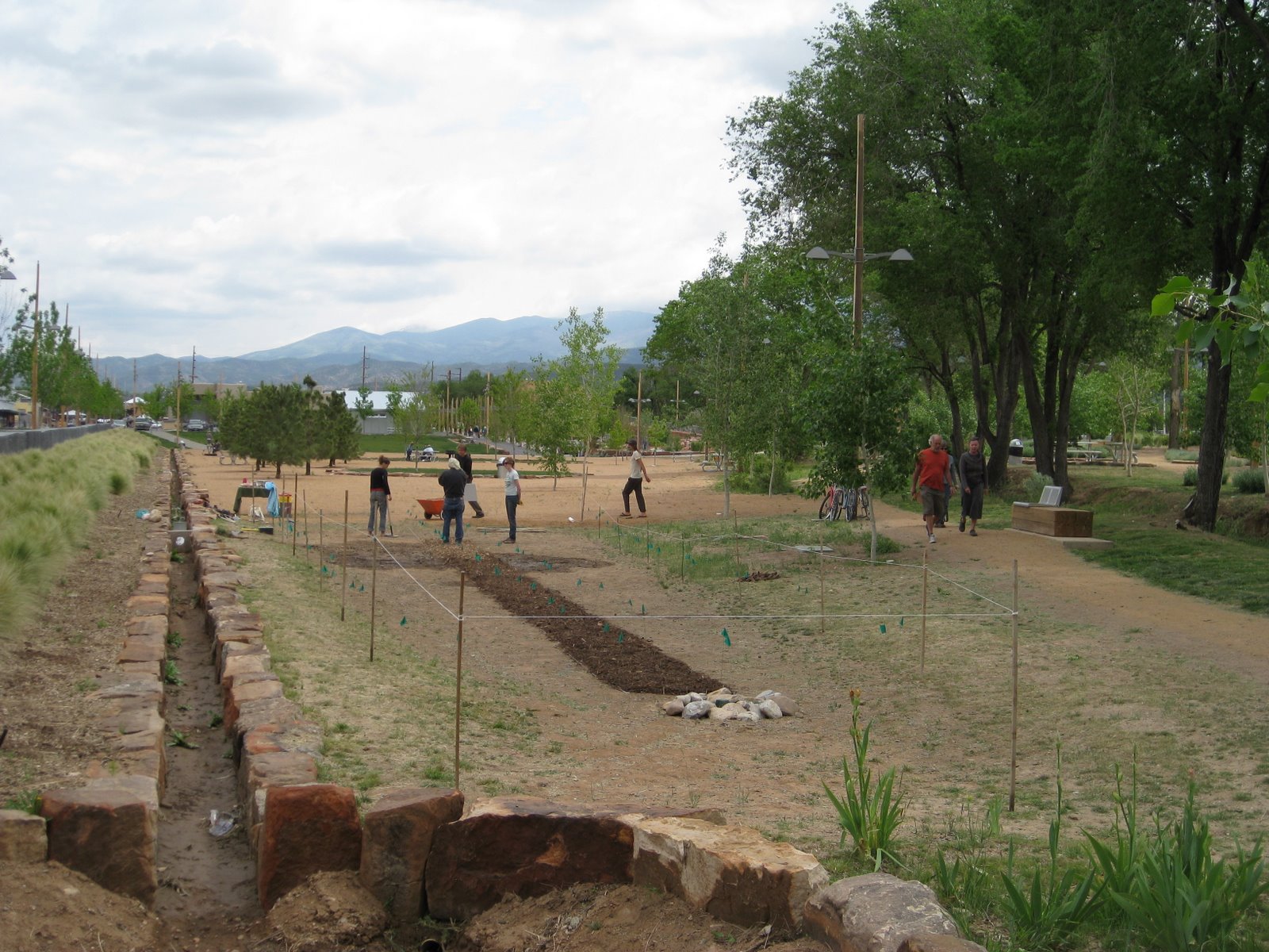 [communitygardenworkday.JPG]