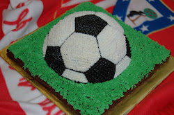 tarta con forma de pelota en el campo de fútbol de césped