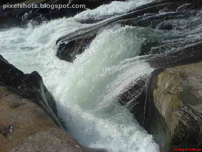 wild river flow, milky river current, rocky river course, river bed rocks, kerala river tourism, places to visit in calicut, Calm undisturbed tourist places, arippara photos