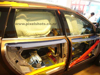 safety features in a volvo car or suv demonstrated by volvo in the dissected volvo xc60 car body photographed from volvo ocean race cochin kerala, dissected body and chassis of suv, suv body skeleton, volvo suv chassis, steel reinforcement in volvo multi utility vehicles, rollover protection bars inside volvo xc60, safest suv, Steel skeleton of volvo xc60, displaying suv safety features in autoexpo
