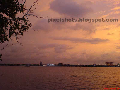 Photographs of sunset from cochin kerala,cochin sunsets photographed on a cloudy evening,heavy clouds in the horizon