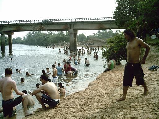 Calor leva tangaraenses a se refrescarem nas águas do Sepotuba