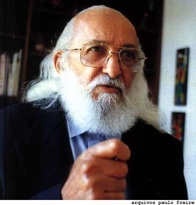 Paulo Freire: Veja pisa na bola de novo