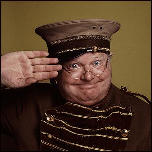 BENNY+HILL.gif