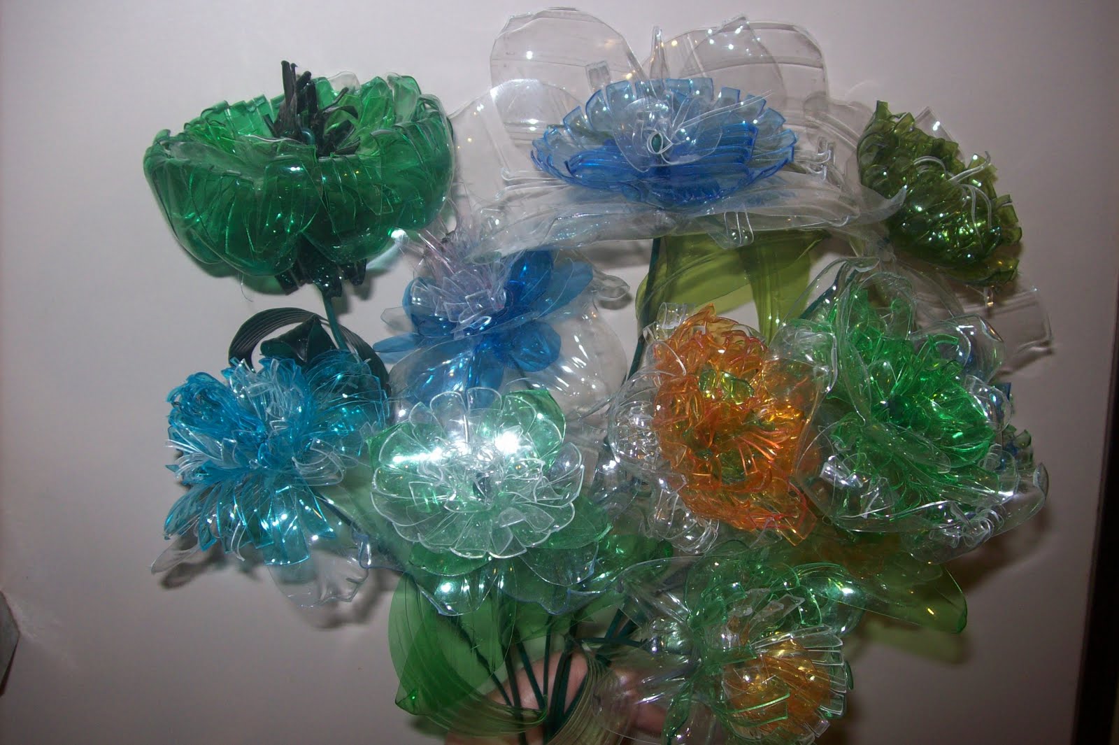 fiori con nastro di plastica