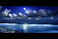 luna sobre un banco de nubes en noche azul