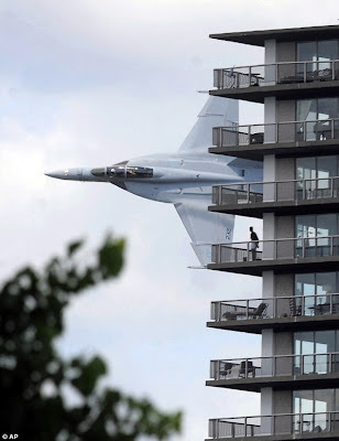 Das Foto des Wochenendes: F-18 klebt an Wohnhaus