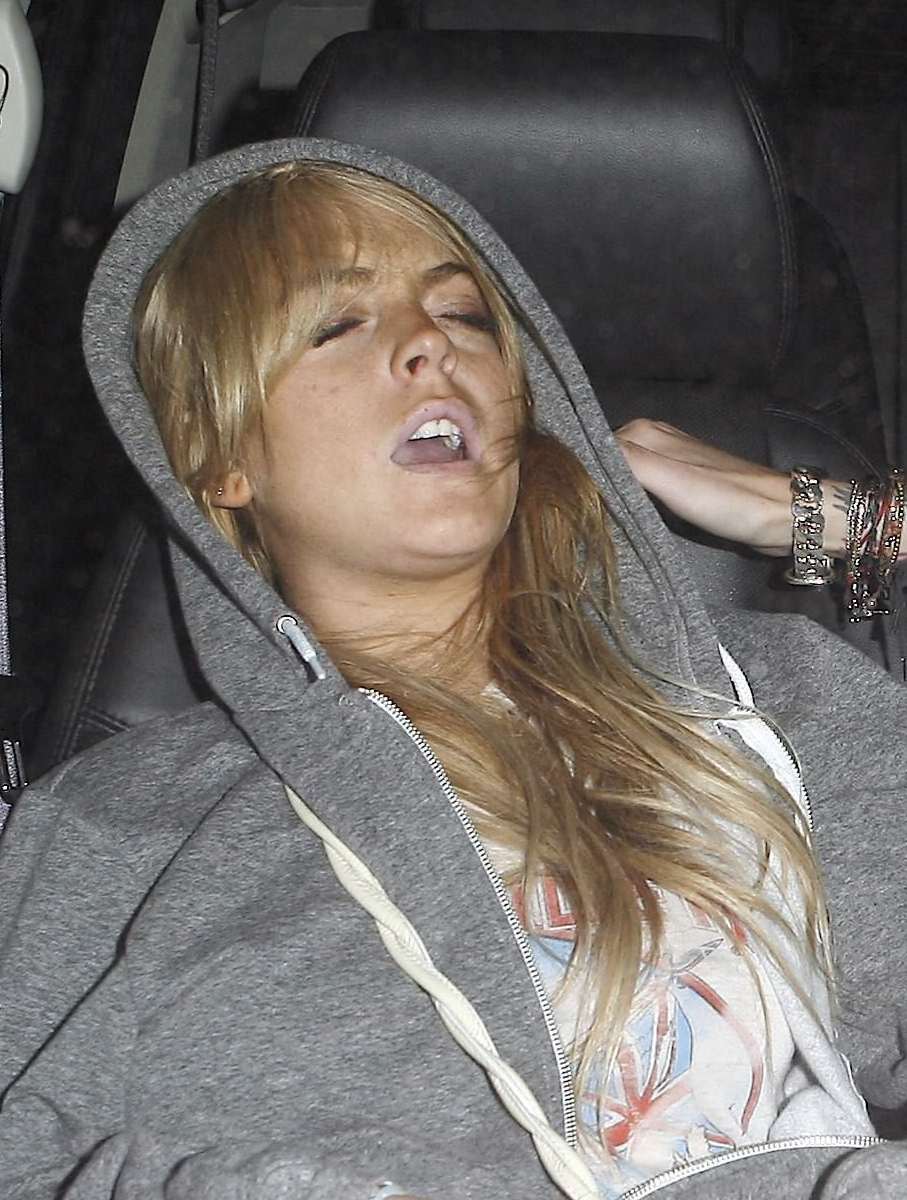 [lohanpassedout.jpg]