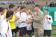 La premiazione degli atleti da parte del Contingente 9^ Fant. Italiano,  in Kosovo