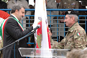 Il Gen. Com. Biancafarina, la bandiera della Pinerolo e il Sindaco di Bari , Emiliano