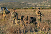 Ufficiali e militi della "Pinerolo" in assetto difensivo della postazione di Reparto