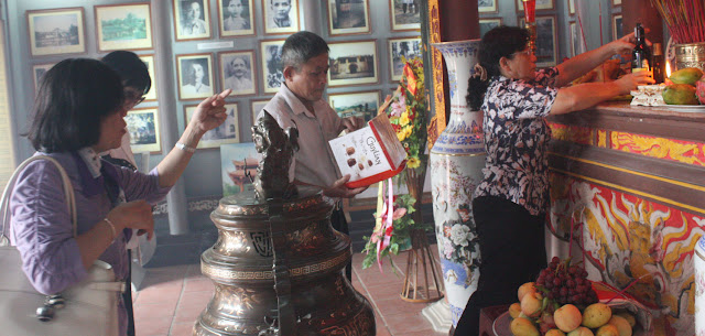 Đại diện k4 thắp hương trước ban thờ cụ  Trần Đăng Ninh