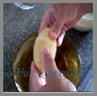 Método para descascar batatas quentes sem queimar as mãos.