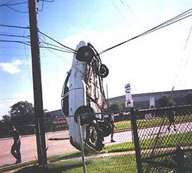 Foto Kecelakaan Mobil yang Unik dan Lucu