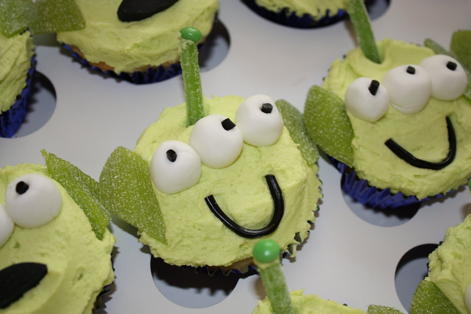 alien-cupcakes-for-my-sons-s-toy-story-themed-birthday-edible-art